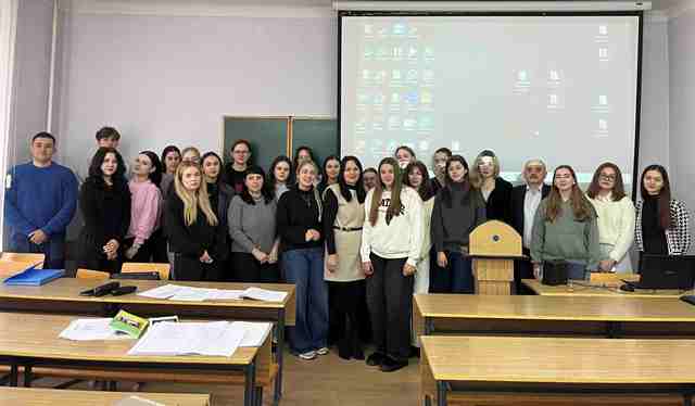  Учасники підсумкової конференції під час обговорення результатів практики